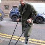 Bývalý útočník Liverpoolu a Newcastlu Andy Carroll prišiel na súd v barlách po operácii