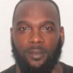 Jones, ktorý sa priznal k obvineniam, bol zatknutý v roku 2021 a zostáva vo väzbe