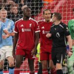 LIVERPOOL, ANGLICKO - 8. FEBRUÁRA: Rozhodca Craig Pawson sa rozpráva s hráčmi, keď Ruben Dias z Manchestru City reaguje s Ibrahimou Konate a Virgilom van Dijkom z Liverpoolu počas zápasu Premier League medzi Liverpoolom a Manchestrom City na Anfielde 8. februára 2026 v Liverpoole v Anglicku. (Foto: Carl Recine/Getty Images)