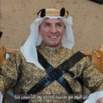 Šéf Al Qadsiah Brendan Rodgers sa usmieval, keď pózoval v tradičných saudských šatách na Deň založenia
