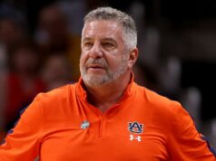 Bývalý tréner Auburn Bruce Pearl po americko-izraelských útokoch žiada „slobodný Irán“. Bývalý tréner Auburn Bruce Pearl po americko-izraelských útokoch žiada „slobodný Irán“.