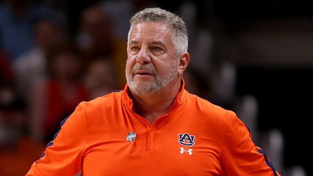 Bývalý tréner Auburn Bruce Pearl po americko-izraelských útokoch žiada „slobodný Irán“.
