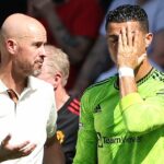 MANCHESTER, ANGLICKO - 31. JÚLA: Manažér Manchestru United Erik ten Hag sa rozprával s Christianom Ronaldom z Manchestru United počas predsezónneho priateľského zápasu medzi Manchestrom United a Rayom Vallecanom na Old Trafford 31. júla 2022 v anglickom Manchestri. (Foto: Jan Kruger/Getty Images)