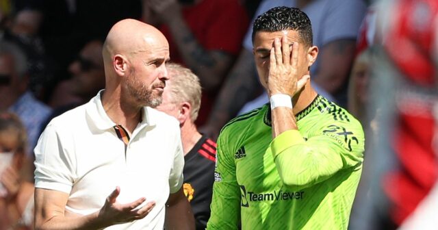 MANCHESTER, ANGLICKO - 31. JÚLA: Manažér Manchestru United Erik ten Hag sa rozprával s Christianom Ronaldom z Manchestru United počas predsezónneho priateľského zápasu medzi Manchestrom United a Rayom Vallecanom na Old Trafford 31. júla 2022 v anglickom Manchestri. (Foto: Jan Kruger/Getty Images)