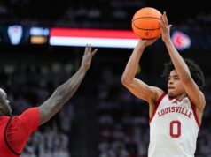 Č. 24 Louisville, vysoko skórujúci Mikel Brown Jr Syndikácia: The Courier-Journal