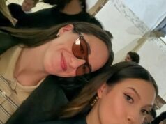 Caitlin Clark pózuje so „zradkyňou“ zimných olympijských hier Eileen Gu, keď spolu sedia na prehliadke týždňa módy v Miláne Caitlin Clark (vľavo) a Eileen Gu (vpravo) si počas milánskeho týždňa módy zapózovali na selfie