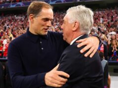 Carlo Ancelotti dal jasne najavo svoje myšlienky o práci v Man Utd, keďže kandidát sa sám vylučuje Tréner FC Bayern Mníchov Thomas Tuchel víta trénera Realu Madrid Carla Ancelottiho pred prvým zápasom semifinále Ligy majstrov UEFA medzi FC Bayern Mníchov a Realom Madrid v Allianz Arene 30. apríla 2024 v nemeckom Mníchove.