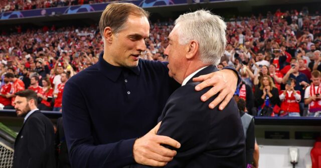 Carlo Ancelotti dal jasne najavo svoje myšlienky o práci v Tréner FC Bayern Mníchov Thomas Tuchel víta trénera Realu Madrid Carla Ancelottiho pred prvým zápasom semifinále Ligy majstrov UEFA medzi FC Bayern Mníchov a Realom Madrid v Allianz Arene 30. apríla 2024 v nemeckom Mníchove.