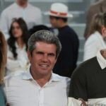 MELBOURNE, AUSTRÁLIA - 1. FEBRUÁRA: Španiel Carlos Alcaraz objal Norman Brookes Challenge Cup na slávnostnom odovzdávaní po víťazstve vo finále mužskej dvojhry proti Novakovi Djokovičovi zo Srbska počas 15. dňa Australian Open 2026 v Melbourne Parku 1. februára 2026 v austrálskom Melbourne. (Foto: Darrian Traynor/Getty Images)