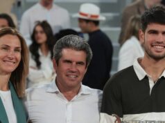 Carlos Alcaraz ide proti svojim rodičom po tom, čo zbankoval 2 milióny libier MELBOURNE, AUSTRÁLIA - 1. FEBRUÁRA: Španiel Carlos Alcaraz objal Norman Brookes Challenge Cup na slávnostnom odovzdávaní po víťazstve vo finále mužskej dvojhry proti Novakovi Djokovičovi zo Srbska počas 15. dňa Australian Open 2026 v Melbourne Parku 1. februára 2026 v austrálskom Melbourne. (Foto: Darrian Traynor/Getty Images)