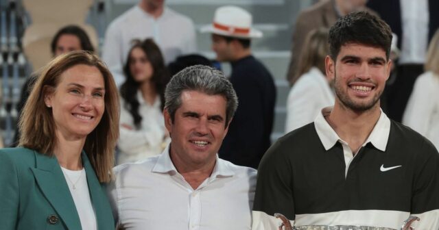 MELBOURNE, AUSTRÁLIA - 1. FEBRUÁRA: Španiel Carlos Alcaraz objal Norman Brookes Challenge Cup na slávnostnom odovzdávaní po víťazstve vo finále mužskej dvojhry proti Novakovi Djokovičovi zo Srbska počas 15. dňa Australian Open 2026 v Melbourne Parku 1. februára 2026 v austrálskom Melbourne. (Foto: Darrian Traynor/Getty Images)