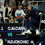 Carlos Alcaraz (vľavo) sa na konci druhého setu priblížil k hlavnému rozhodcovi, pričom sa zdalo, že Španiel sa mrzí, prečo sa strecha v Rod Laver Arene zatvára.