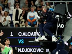 Carlos Alcaraz konfrontuje predstaviteľov Australian Open kvôli bizarnému rozhodnutiu o streche počas posledného súboja proti Novakovi Djokovičovi Carlos Alcaraz (vľavo) sa na konci druhého setu priblížil k hlavnému rozhodcovi, pričom sa zdalo, že Španiel sa mrzí, prečo sa strecha v Rod Laver Arene zatvára.