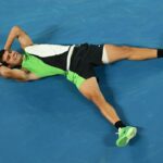 Alcaraz poprel Djokoviča v jeho vlastnej snahe zapísať sa do histórie tenisu, prevrátil rýchly štart svojho súpera a vyhral 2-6 6-2 6-3 7-5 (AP)