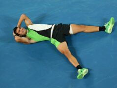 Carlos Alcaraz porazil Novaka Djokoviča, aby vyhral Australian Open a dokončil kariérny grandslam Alcaraz poprel Djokoviča v jeho vlastnej snahe zapísať sa do histórie tenisu, prevrátil rýchly štart svojho súpera a vyhral 2-6 6-2 6-3 7-5 (AP)