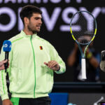 30. januára 2026; Melbourne, Viktória, Austrália; Španiel Carlos Alcaraz oslavuje víťazstvo nad Nemcom Alexandrom Zverevom v semifinále dvojhry mužov na Australian Open v Rod Laver Arene v Melbourne Parku. Povinný kredit: Mike Frey-Imagn Images