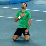 Tenis - Australian Open - Melbourne Park, Melbourne, Austrália - 31. januára 2026 Srb Novak Djokovič oslavuje víťazstvo v semifinálovom zápase proti Talianovi Jannikovi Sinnerovi REUTERS/Tingshu Wang