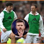 Michael Carrick oslavuje so svojím trénerským tímom víťazstvo Man United v Arsenale