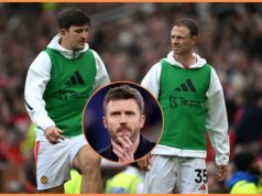 Carrick z Man United ťaží z trénerskej úlohy Evansa Michael Carrick oslavuje so svojím trénerským tímom víťazstvo Man United v Arsenale