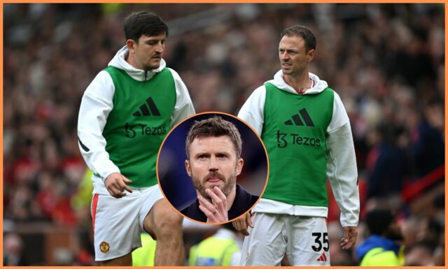 Michael Carrick oslavuje so svojím trénerským tímom víťazstvo Man United v Arsenale