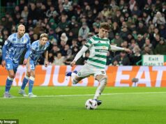 Celtic odmietne TRI ponuky na Arne Engelsa z Nottingham Forest, ale ukáže sa, že vrátenie ponuky 25 miliónov libier späť bude ďalším chybným krokom na prestupovom trhu od chaotického klubu Parkhead? Arne Engels, bodujúci v Európskej lige za Celtic, chcel Nottingham Forest