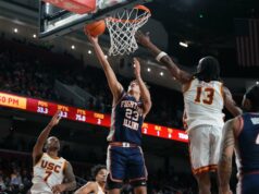 Čerstvá bitka, číslo 10 z Illinois drží stráž vs. UCLA Basketbal NCAA: Illinois v južnej Kalifornii