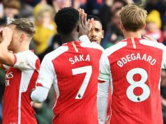 Cesta Arsenalu k titulu bola zmapovaná ako predpovede pre každý zápas v zábehu Leandro Trossard z Arsenalu oslavuje so spoluhráčmi zo strelenia tretieho gólu svojho tímu počas zápasu Premier League medzi Arsenal FC a Crystal Palace na Emirates Stadium 20. januára 2024 v Londýne v Anglicku.