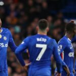 Tosin Adarabioyo a Trevoh Chalobah počas zápasu Premier League medzi Chelsea a Burnley na Stamford Bridge.