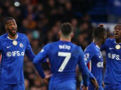 Chelsea ďalších päť zápasov v porovnaní s Man United a Liverpoolom v pretekoch Ligy majstrov Tosin Adarabioyo a Trevoh Chalobah počas zápasu Premier League medzi Chelsea a Burnley na Stamford Bridge.