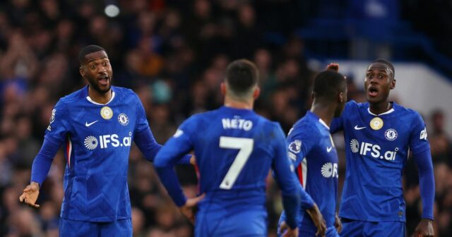 Tosin Adarabioyo a Trevoh Chalobah počas zápasu Premier League medzi Chelsea a Burnley na Stamford Bridge. 
