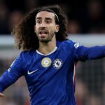 Marc Cucurella z Chelsea gestikuluje počas zápasu Premier League medzi Chelsea a Brentfordom na Stamford Bridge 17. januára 2026 v Londýne v Anglicku