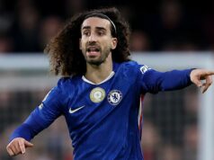 Chelsea dostáva veľké aktualizácie o zranení Marca Cucurellu, keď Liam Rosenior čelí nočnej mory Arsenalu Marc Cucurella z Chelsea gestikuluje počas zápasu Premier League medzi Chelsea a Brentfordom na Stamford Bridge 17. januára 2026 v Londýne v Anglicku