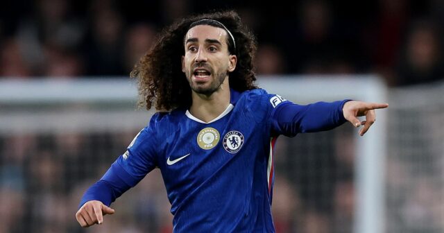 Marc Cucurella z Chelsea gestikuluje počas zápasu Premier League medzi Chelsea a Brentfordom na Stamford Bridge 17. januára 2026 v Londýne v Anglicku