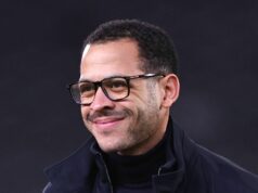 Chelsea oznámila obrovskú novú zmluvu s fanúšikmi, aby ju mohli prvýkrát vidieť už tento víkend Liam Rosenior sa počas zápasu usmieva