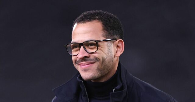 Chelsea oznámila obrovskú novú zmluvu s fanúšikmi, aby ju mohli Liam Rosenior sa počas zápasu usmieva