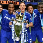 Didier Drogba z Chelsea a bývalý manažér Chelsea Ruud Gullit oslavujú víťazstvo vo finále Ligy majstrov UEFA medzi FC Bayern München a Chelsea.