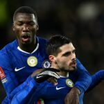 Pedro Neto z Chelsea oslavuje strelenie prvého gólu svojho tímu so spoluhráčom Moisesom Caicedom počas zápasu štvrtého kola Emirates FA Cup medzi Hull City a Chelsea.