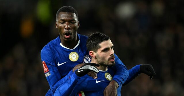 Pedro Neto z Chelsea oslavuje strelenie prvého gólu svojho tímu so spoluhráčom Moisesom Caicedom počas zápasu štvrtého kola Emirates FA Cup medzi Hull City a Chelsea. 