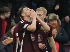 Chesnokov prichádza na párty, keď Hearts porazili Falkirka a v napínavom boji o titul získali päť bodov Islam Chesnokov po strelení víťazného gólu Hearts hľadí k nebesiam