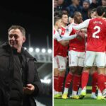 Gabriel Magalhaes z Arsenalu vyzýva Viktora Gyokeresa z Arsenalu k fanúšikom, keď oslavuje strelenie gólu počas zápasu Premier League...