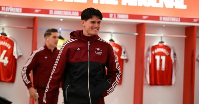 Christian Norgaard posiela správu do šatne Arsenalu a odpovedá na Christian Norgaard