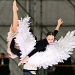 Dobrovoľní tanečníci skúšajú počas príprav na otvárací ceremoniál v dočasnej štruktúre vedľa štadióna San Siro