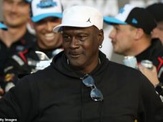 Čo si Michael Jordan skutočne myslí o reakcii na jeho interakciu so synom jazdca (6) po víťazstve v Daytone 500 Michael Jordan sa zúfalo snaží posunúť ďalej od kontroverzie okolo svojej „nevinnej a hravej“ oslavy so šesťročným synom jazdca NASCAR Tylera Reddicka, Beau.