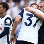 Ange Postecoglou objíma Mickyho van de Vena po zápase Premier League medzi Spurs a Evertonom na štadióne Tottenham Hotspur