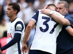 „Čo som si myslel?“ – Postecoglou priznáva svoju najväčšiu chybu a reaguje na tvrdenie Van de Vena Ange Postecoglou objíma Mickyho van de Vena po zápase Premier League medzi Spurs a Evertonom na štadióne Tottenham Hotspur