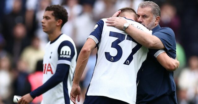 "Čo som si myslel?" - Postecoglou priznáva svoju najväčšiu chybu Ange Postecoglou objíma Mickyho van de Vena po zápase Premier League medzi Spurs a Evertonom na štadióne Tottenham Hotspur