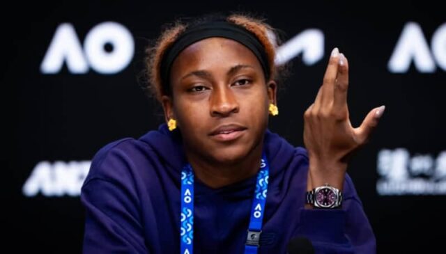 Coco Gauff sa ospravedlňuje fanúšikom Alexa Eala po rezervácii štvrťfinálového Autor fotografie: Andy Cheung/Getty Images