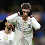 Cole Palmer oslavuje prvý gól svojho tímu z pokutového kopu počas zápasu Premier League medzi Wolverhampton Wanderers a Chelsea na ihrisku Molineux.