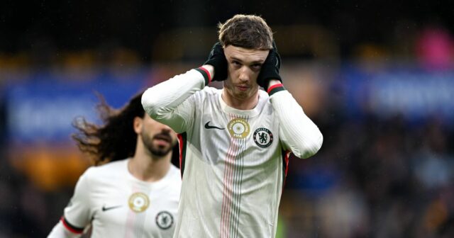 Cole Palmer oslavuje prvý gól svojho tímu z pokutového kopu počas zápasu Premier League medzi Wolverhampton Wanderers a Chelsea na ihrisku Molineux. 