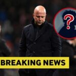 Conor Bradley z Liverpoolu opúšťa ihrisko na nosidlách počas zápasu Premier League medzi Arsenalom a Liverpoolom na Emirates Stadium...